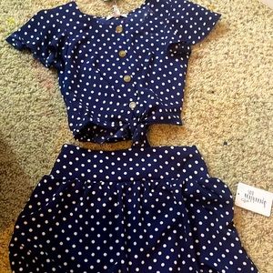 This outfit is a 2 peace set it includes a top and skirt size is 8 in kids!